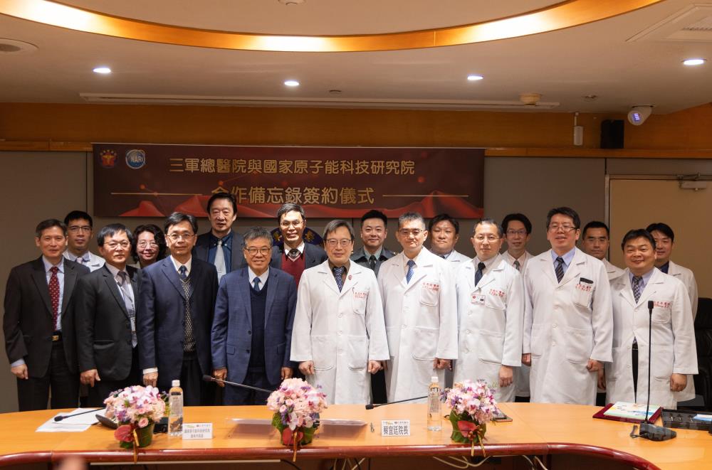 三軍總醫院與國家原子能科技研究院合影。（軍聞社記者吳柏融攝）