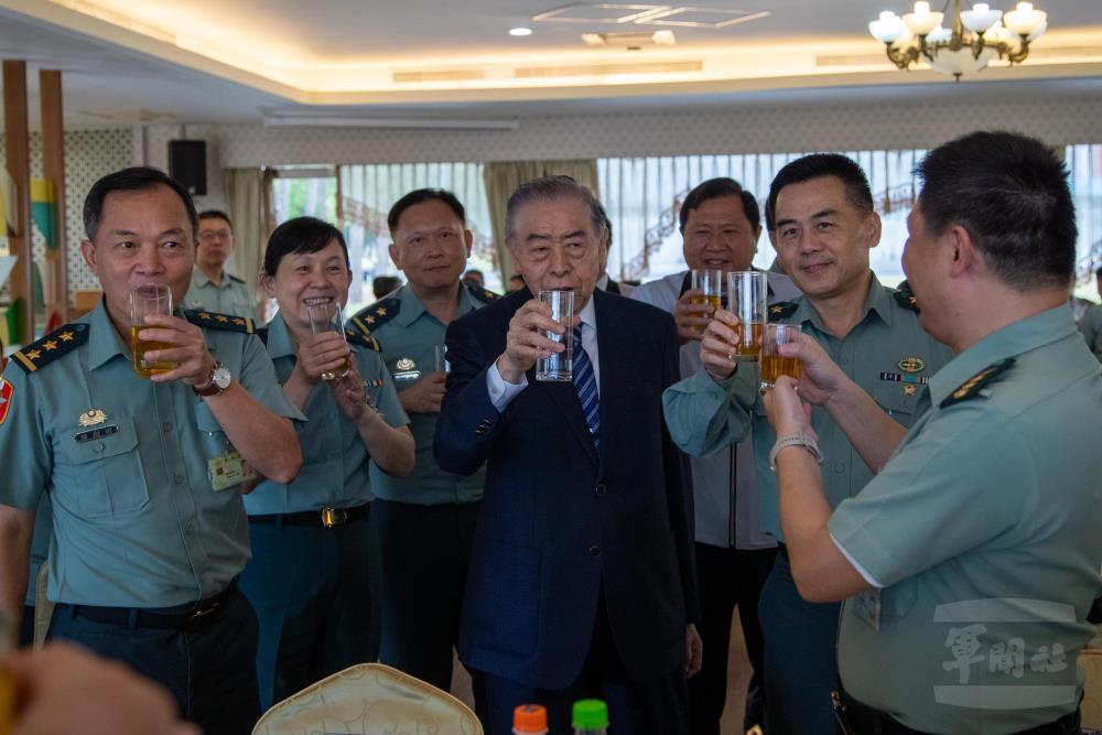 李榮譽理事長於餐會中逐桌與官兵致意。（軍聞社記者王進福攝）