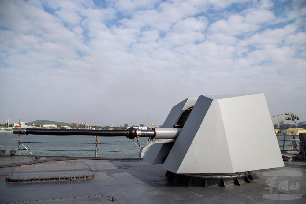 76快砲，全自動控制之高、平兩用火砲，可精準對空中及水面目標實施射擊，最大有效距離約12,000碼。（軍聞社記者王進福攝）