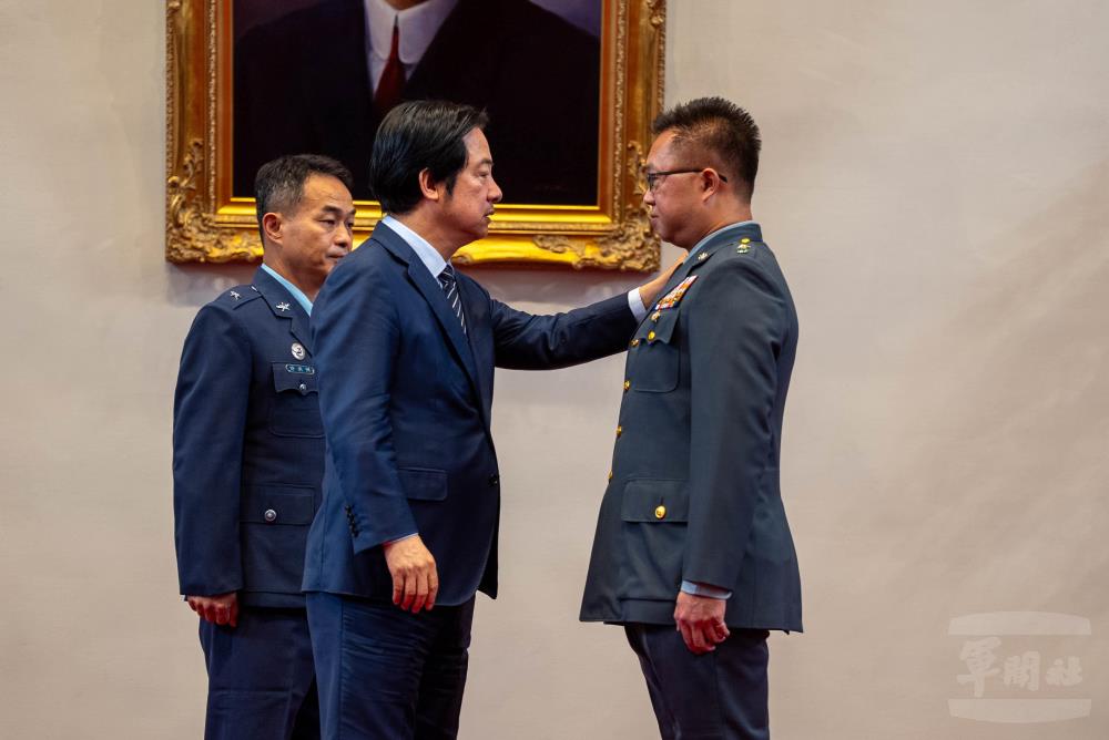 賴總統為李少將授階。（軍聞社記者尤昱翔攝）