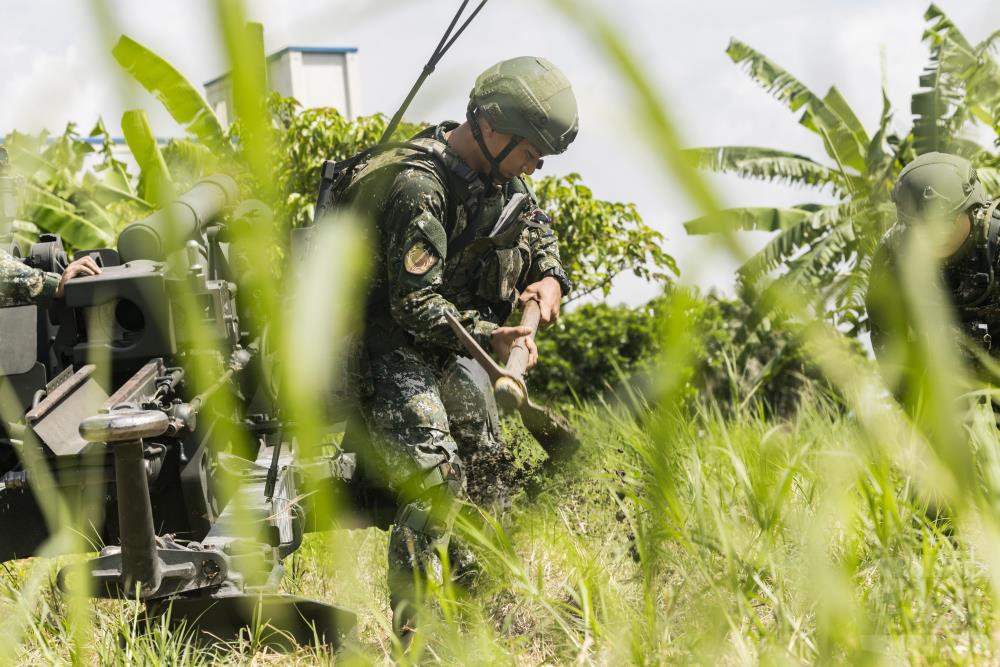 官兵運用十字鎬完成駐鋤坑挖掘。(軍聞社記者李恬恬攝) 官兵運用十字鎬完成駐鋤坑挖掘。(軍聞社記者李恬恬攝)