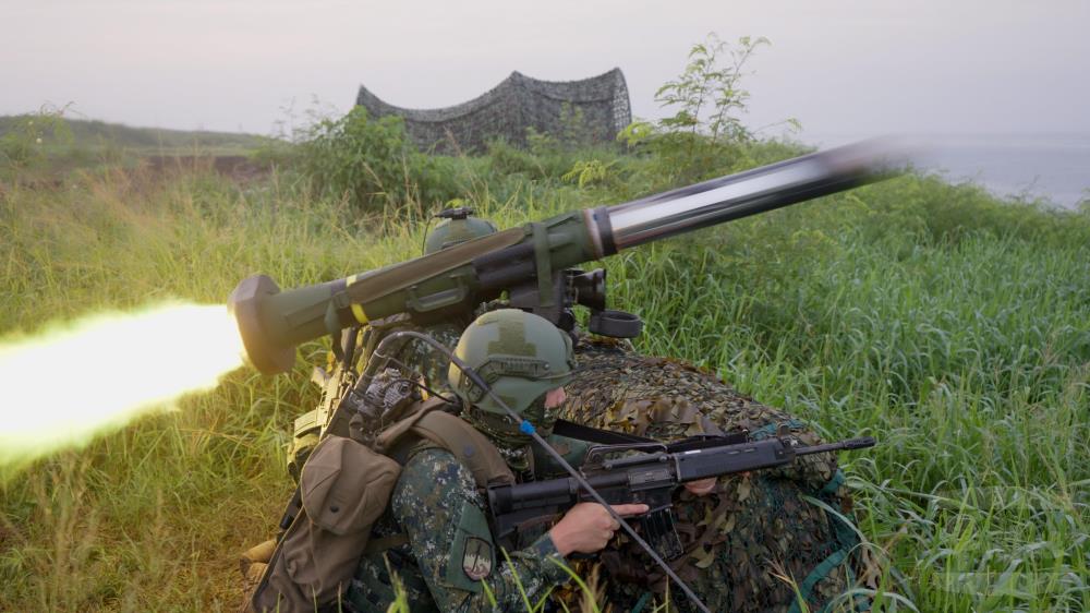 官兵執行標槍飛彈實彈射擊。（澎防部提供）