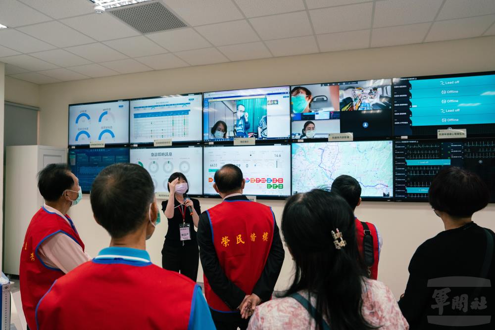 榮民楷模參訪遠距醫療中心。（軍聞社記者李恬恬攝）