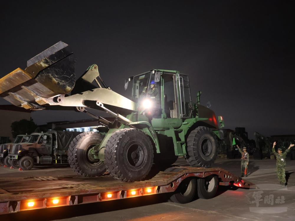 第四、五作戰區跨區增援工兵專業部隊，投入道路搶修及災後整復等工作。（陸軍司令部提供）