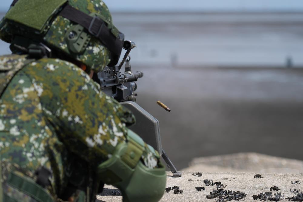 官兵操作M249班用機槍。（軍聞社實習記者李鴻翔攝）