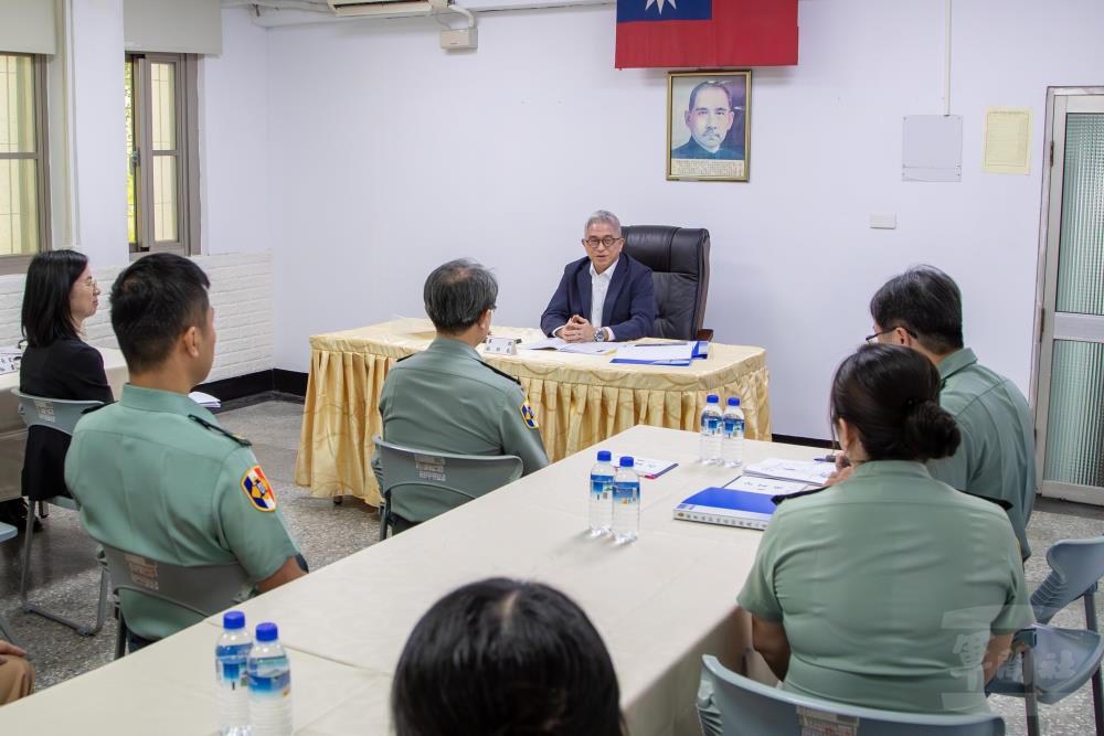 徐副部長關心國軍南部地區財務處同仁工作情形。（軍聞社記者王進福攝）