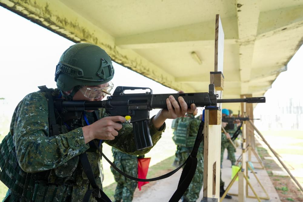 召員結合多孔板實施編制武器射擊訓練。（軍聞社實習記者吳其錚攝）