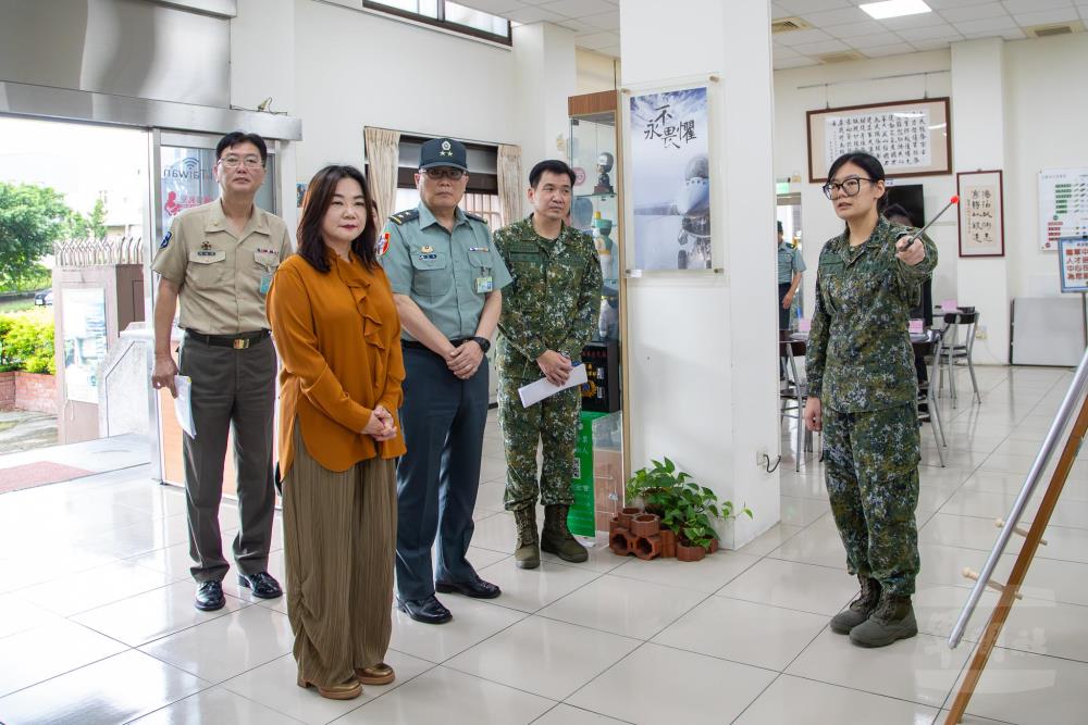 馬召委至南投後備服務中心瞭解後備軍人服務工作概況。（軍聞社記者王進福攝）