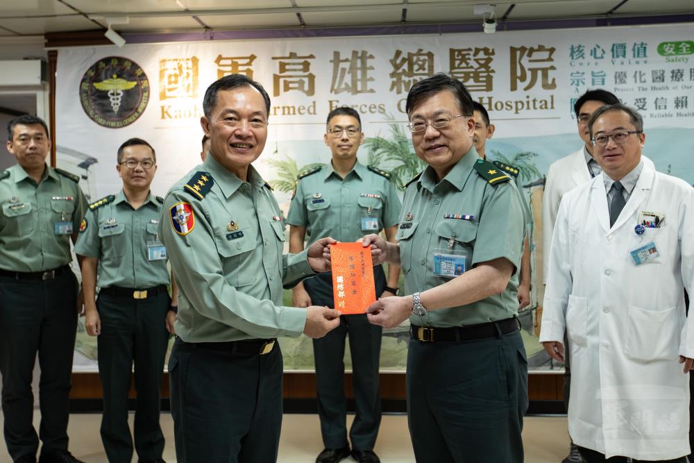 鍾副部長頒贈團體加菜金。（軍聞社記者王茗生攝）