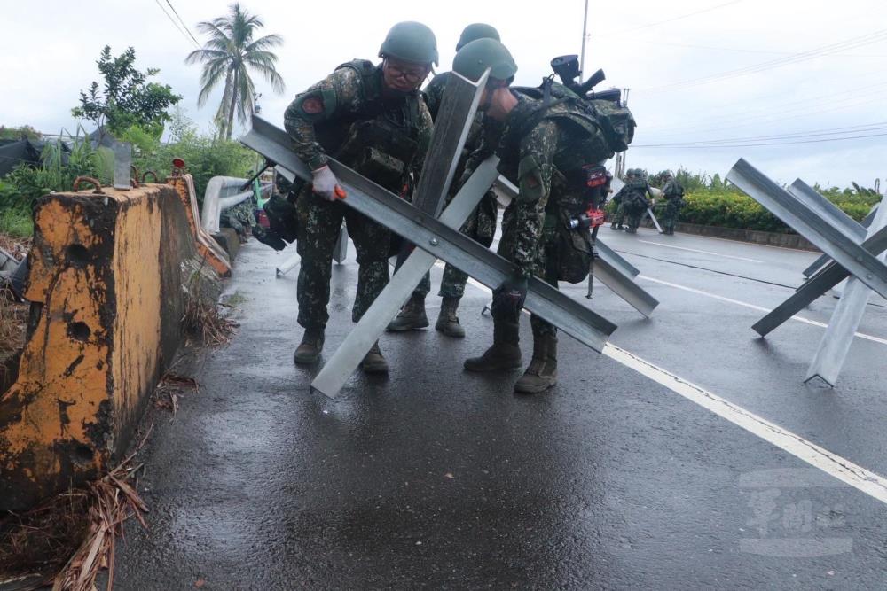 透過阻絕設施，遲滯敵軍機動速度。（第四作戰區提供）