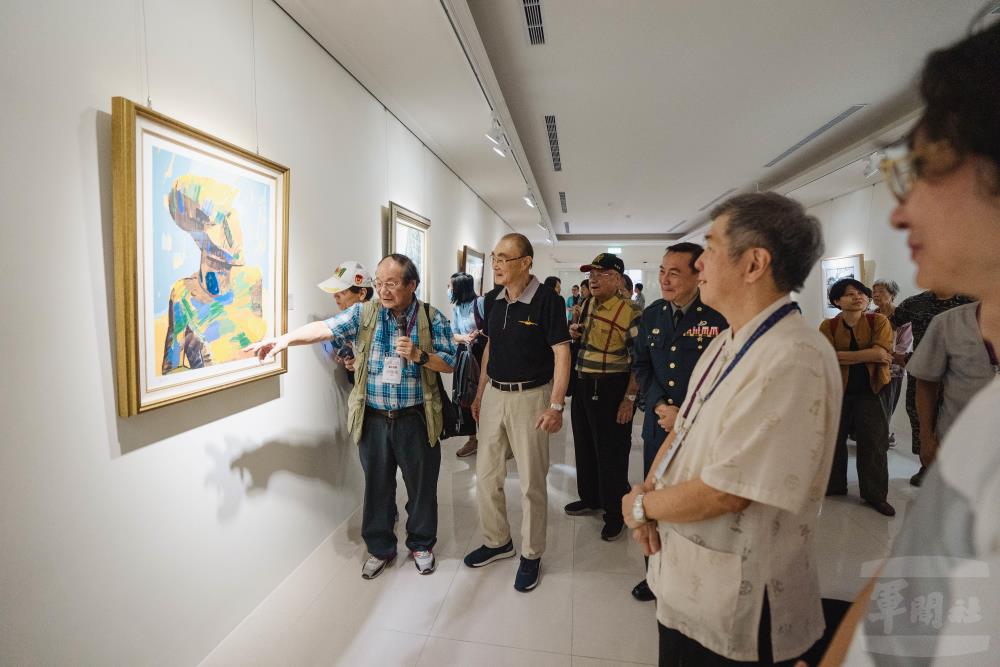 唐健風老師解說展場作品。（軍聞社記者呂尚俞攝）