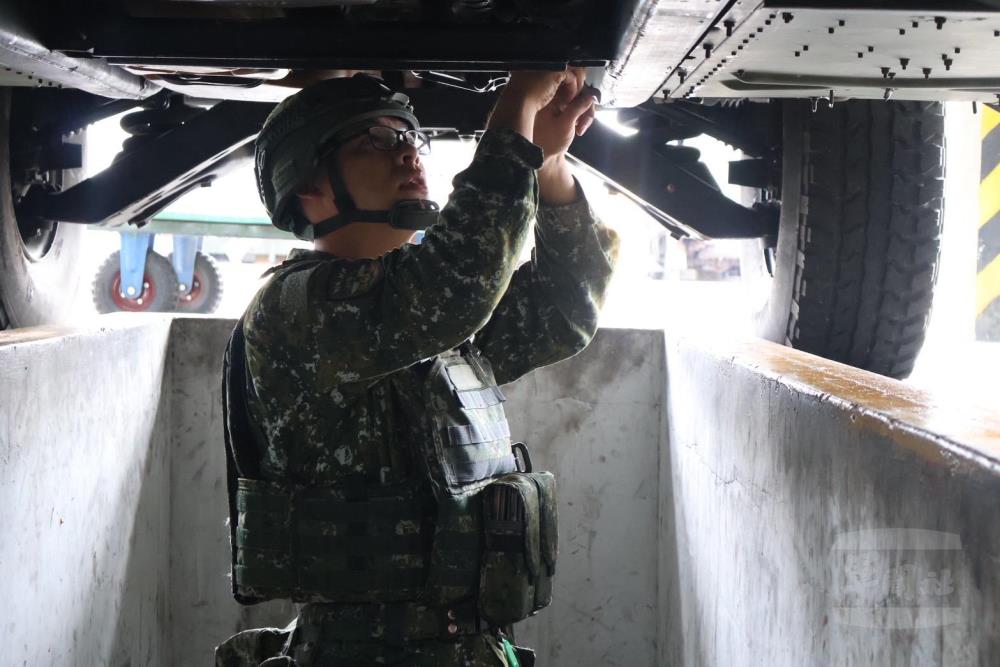 陸軍74通資群群部連日前於駐地實施基地測驗，執行野戰機動搶修課目。（第十軍團提供）