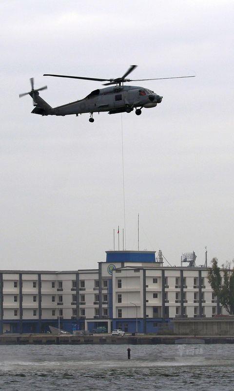 S-70C反潛直升機演練吊放聲納，展現平日訓練成果。（青年日報提供）