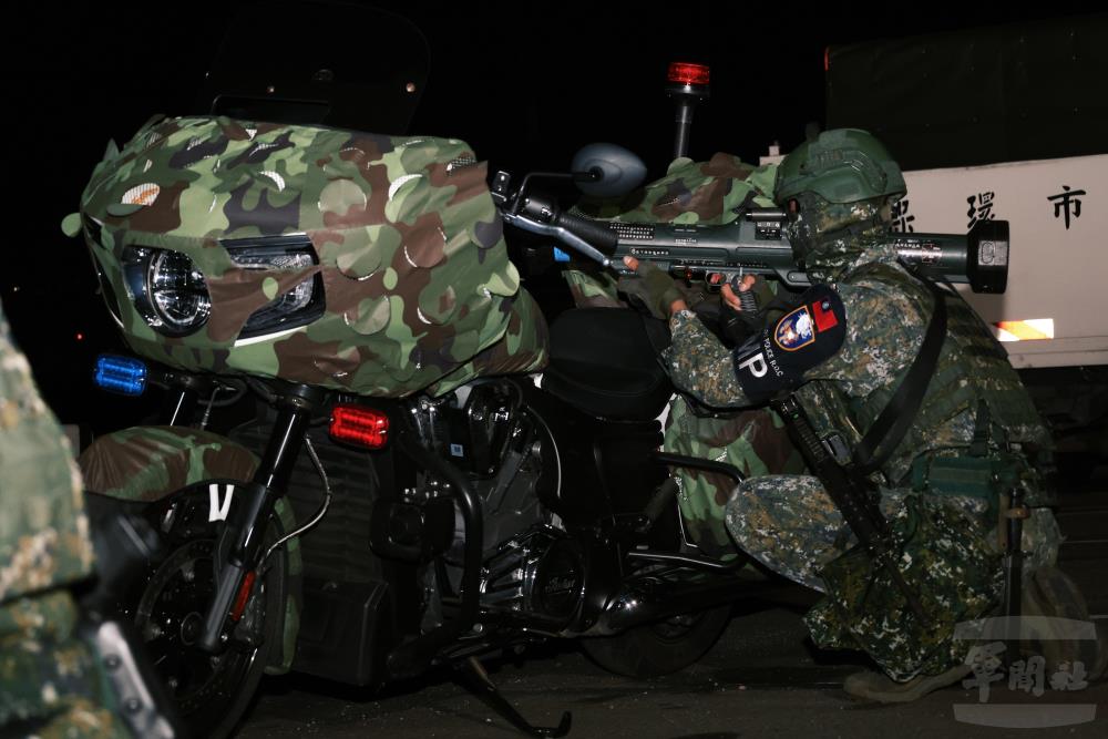 官兵運用紅隼火箭彈阻殲進犯敵軍。（憲指部提供）