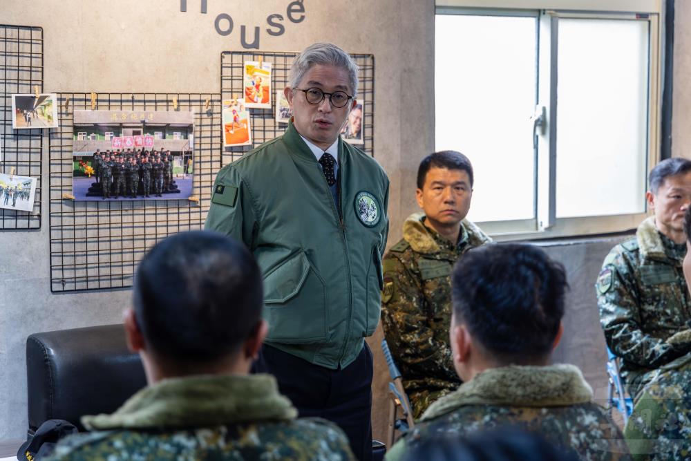 徐副部長在官兵座談時，鼓舞官兵士氣。（軍聞社記者蔡枋澐攝）