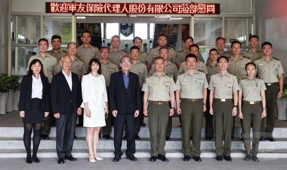 軍友保代敬軍團9日慰訪憲兵指揮部，提前祝賀官兵佳節愉快。（青年日報提供）