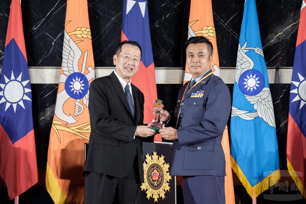 空軍六聯隊莊少校表示，身為C-130H運輸機飛行官，也想透過照片讓民眾更瞭解他們的任務與奉獻。（軍聞社記者陳勝勳攝）