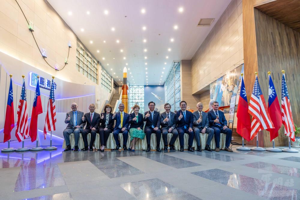 美國聯邦參議員訪團於中科院合影留念。（軍聞社記者蔡枋澐攝）