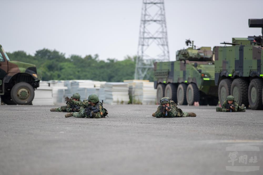 聯兵3營官兵不畏烈日實施演練。(軍聞社記者王進福攝) 聯兵3營官兵不畏烈日實施演練。(軍聞社記者王進福攝)