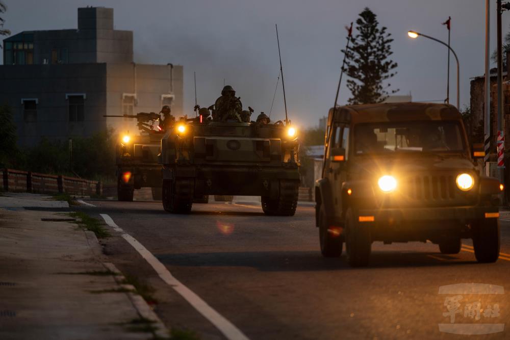 CM21裝甲車及相關兵力迅速機動至目標區域。（軍聞社記者蔡枋澐攝）