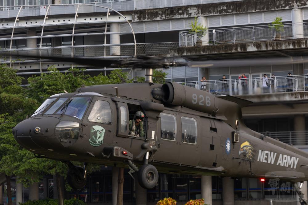 機工長目視周圍障礙。（軍聞社記者吳柏融攝）