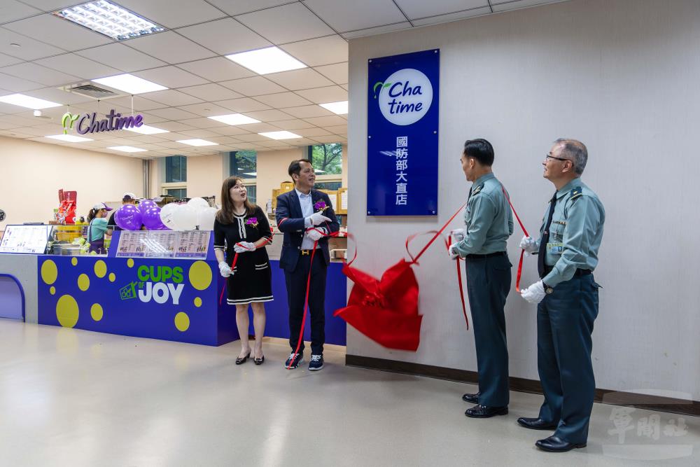 「日出茶太」國防部大直店開幕揭牌。（軍聞社記者蔡枋澐攝）