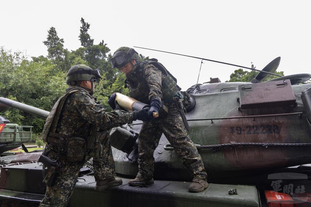 官兵執行彈藥機動裝載，待命前往戰術位置。（軍聞社記者吳柏融攝）