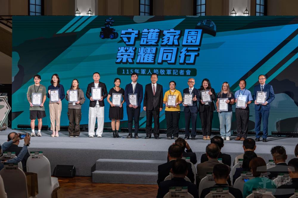 顧部長與各大企業代表合影。（軍聞社記者蔡枋澐攝）