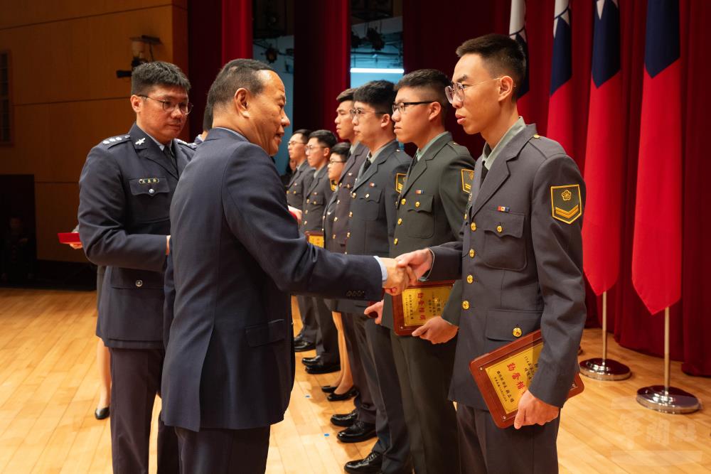 義務役官兵在慶祝大會接受公開表揚。（軍聞社記者呂尚俞攝）