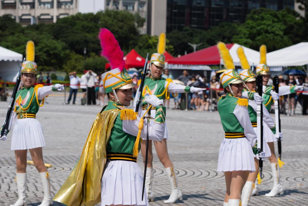 花蓮女中學生活潑俏皮的表演吸引現場民眾目光。（軍聞社記者文仁攝）