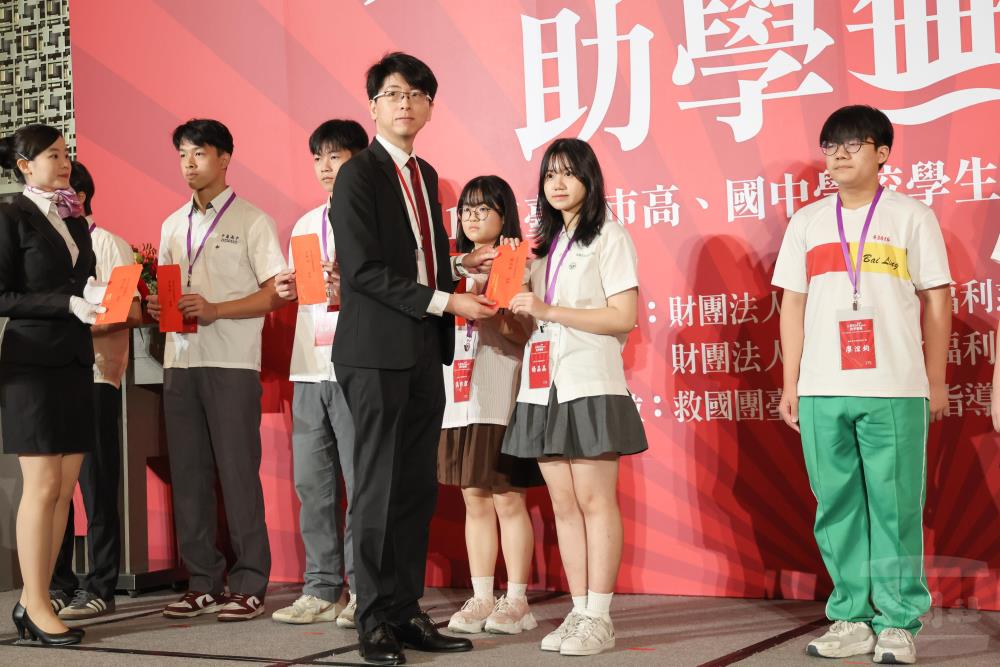 期福公司董事長李啟銘鼓勵學生。（軍聞社記者蔡枋澐攝）