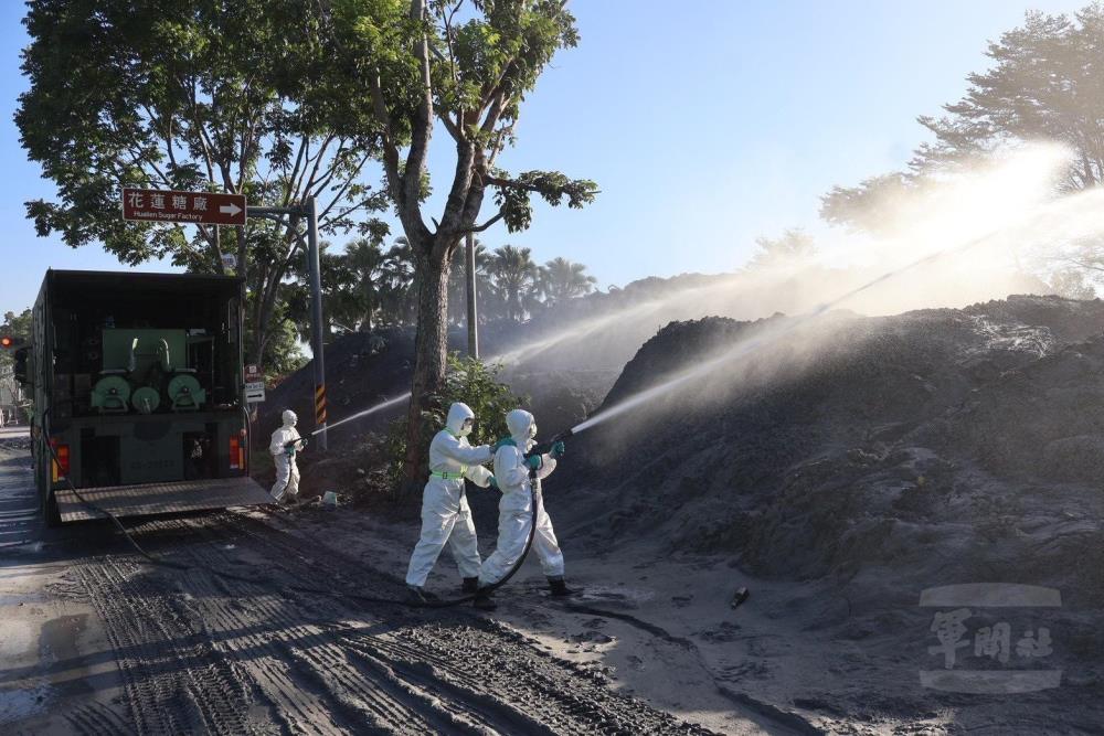 33化學兵群針對道路及淤泥暫存區進行大規模消毒作業。（第三作戰區提供）