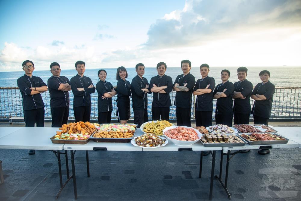 在為期兩個月的敦睦遠航訓練任務中,伙房人員肩負著艦上全體官兵的飲食重任。(軍聞社記者王茗生攝) 在為期兩個月的敦睦遠航訓練任務中,伙房人員肩負著艦上全體官兵的飲食重任。(軍聞社記者王茗生攝)