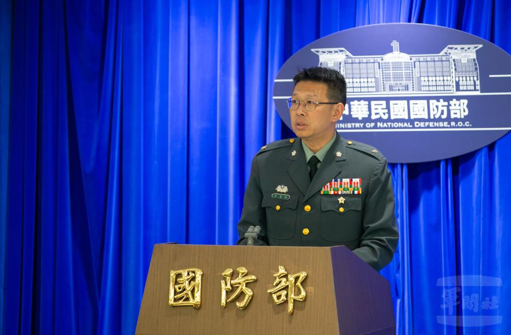 文宣心戰處處長王宜弘少將說明「漢光42號」演習文宣品項目。（軍聞社記者侯凱議攝）
