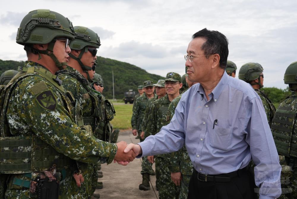 顧部長視導精準武器射擊　肯定官兵操演表現