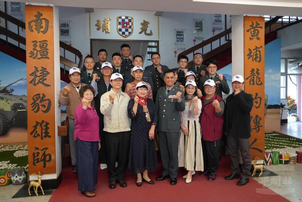旅長萬少將與書法老師及官兵代表合影。（第八軍團提供）