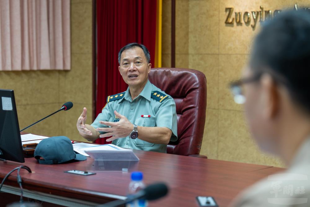 鍾副部長聽取國軍左營總醫院任務簡報，提出工作指導。（軍聞社記者吳冠萱攝）