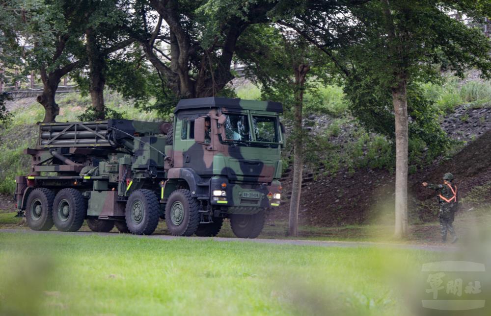 官兵抵達戰術位置後，實施實施戰力保存。（軍聞社記者吳柏融攝）