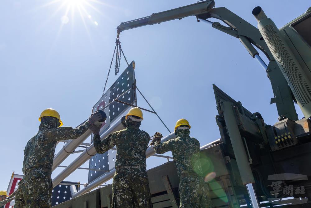 官兵運用3.5噸載重車吊放靶船。(軍聞社記者蔡枋澐) 官兵運用3.5噸載重車吊放靶船。(軍聞社記者蔡枋澐)