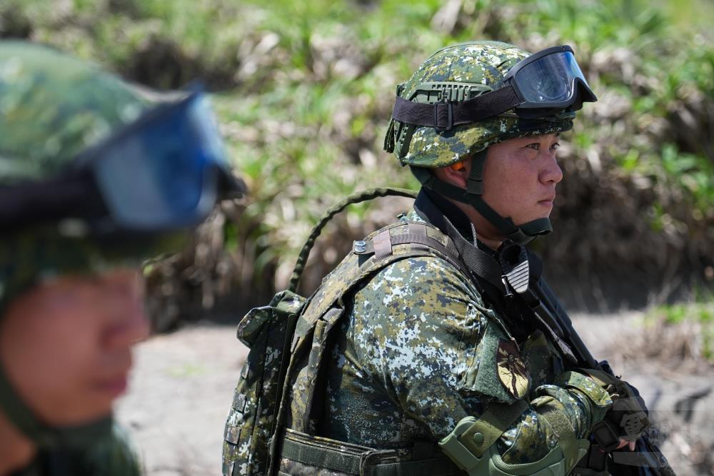 官兵受領命令後，待命射擊。（軍聞社實習記者李鴻翔攝）