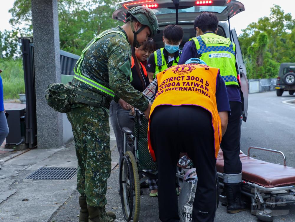 花防部官兵協助居民預防性撤離。（第二作戰區提供）