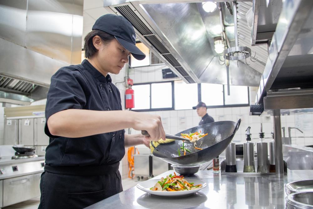 「餐飲廚藝管理班」結合中餐烹調技術、食材運用與廚房管理等課程。（軍聞社記者王進福攝）