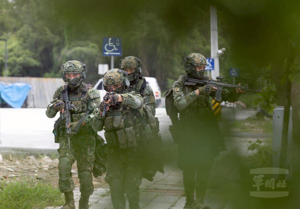 官兵交互掩護,前往偵察點。(軍聞社記者吳柏融攝) 官兵交互掩護,前往偵察點。(軍聞社記者吳柏融攝)