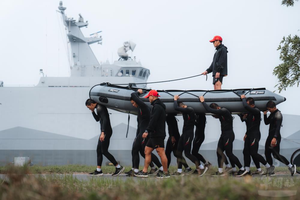 學員扛起膠舟行軍。（軍聞社記者陳彥樺攝）