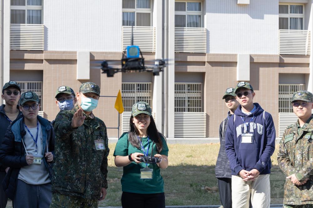 學員體驗無人機試飛。（軍聞社記者吳柏融攝）