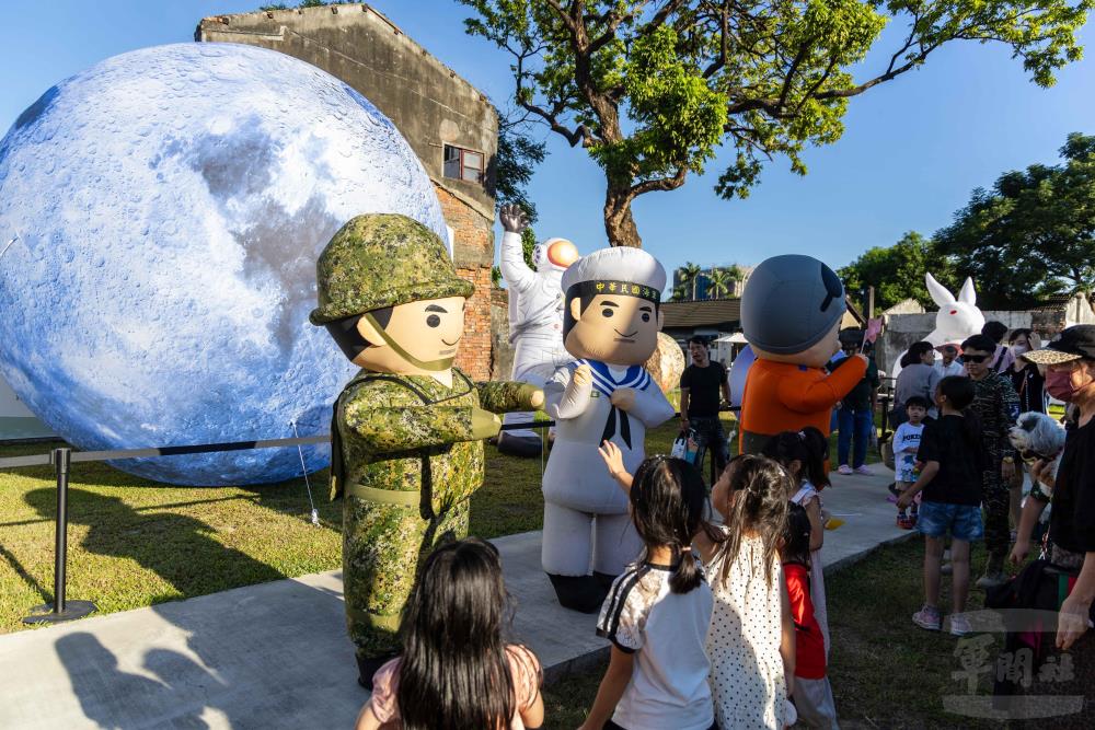 三軍娃娃現身黃埔新村眷村嘉年華與民眾熱情互動。（軍聞社記者蔡枋澐攝）