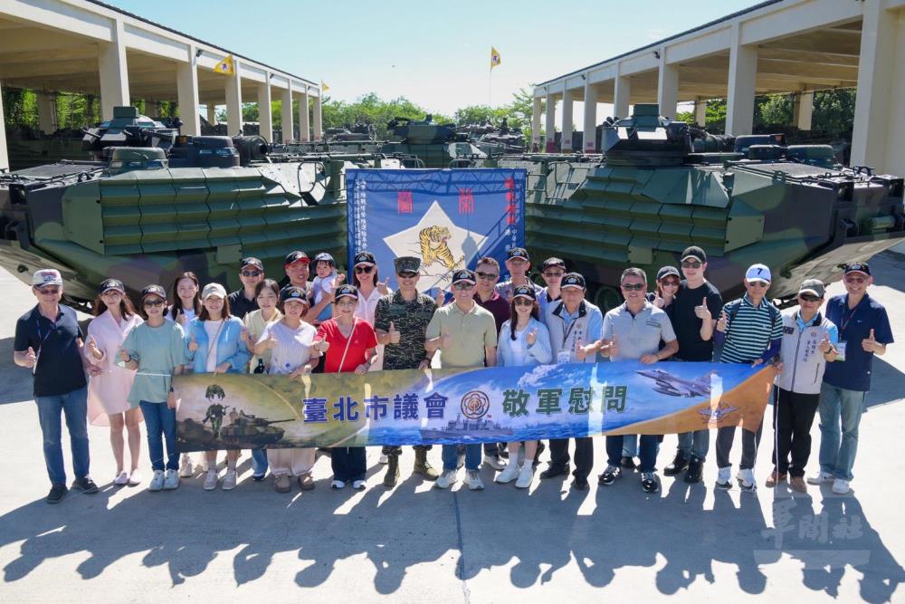 敬軍團與海軍陸戰隊登陸戰車大隊官兵合影。（軍友社提供）