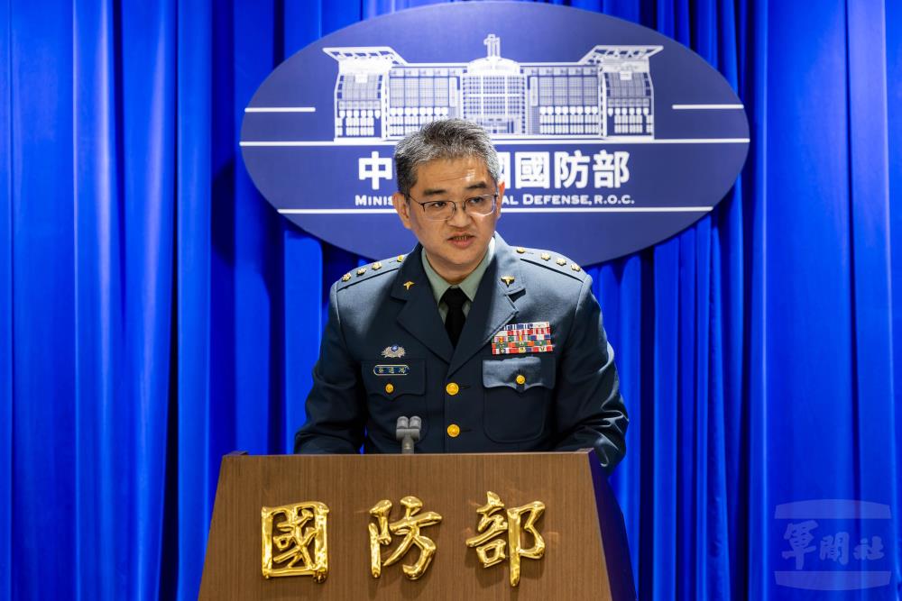 軍醫局衛勤保健處處長蔡上校說明，停役檢定標準已於9月21日完成法規預告程序。（軍聞社記者蔡枋澐攝）