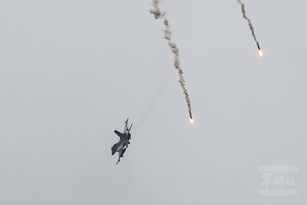 F-16V戰機施放熱焰彈。（軍聞社記者林庭暉攝）