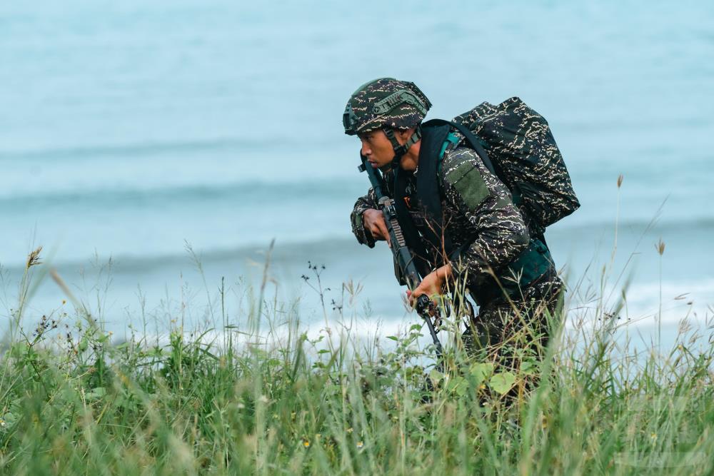 官兵前往戰術位置。（軍聞社記者林庭暉攝）